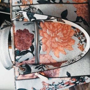 Beautiful guess purse like new